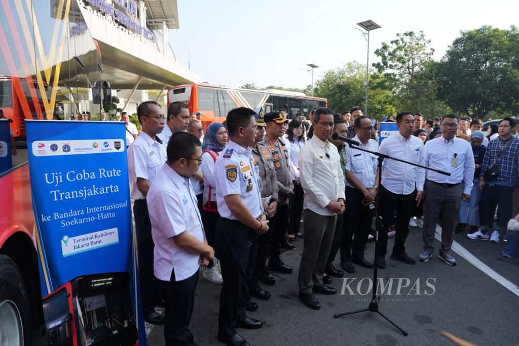 Penjabat Gubernur DKI Jakarta Heru Budi Hartono meluncurkan layanan Transjakarta rute Terminal Kalideres-Bandara Soekarno-Hatta, Rabu (5/7/2023), di Jakarta. 