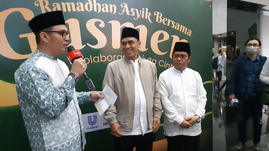 Wakil Menteri Agama Saiful Rahmat Dasuki (tengah) dan Direktur Jenderal Bimbingan Masyarakat Islam Kemenag Kamaruddin Amin (kanan) memberikan taklimat media dalam acara Festival Ramadhan di Jakarta, Jumat (22/3/2024).