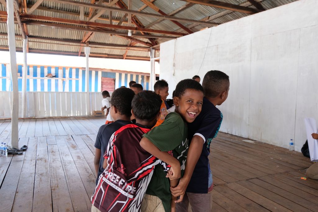 Sejumlah anak bermain bersama pada Rabu (30/8/2023) di Kampung Ayapo, Distrik Sentani Timur, Kabupaten Jayapura, Papua.