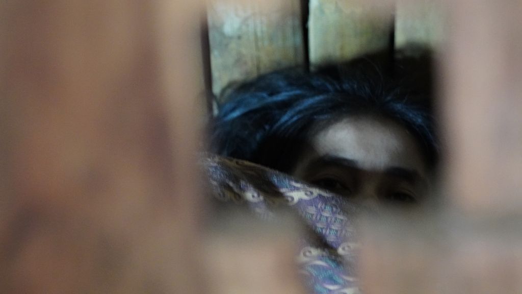 Kondisi Maryati (22), penderita skizofrenia asal Desa Sukasari, Kecamatan Kadupandak, Kabupaten Cianjur, Jabar, sesaat sebelum dilepaskan dari tempat pasungnya oleh tim Istana KSJ, Kamis (3/10/2019).