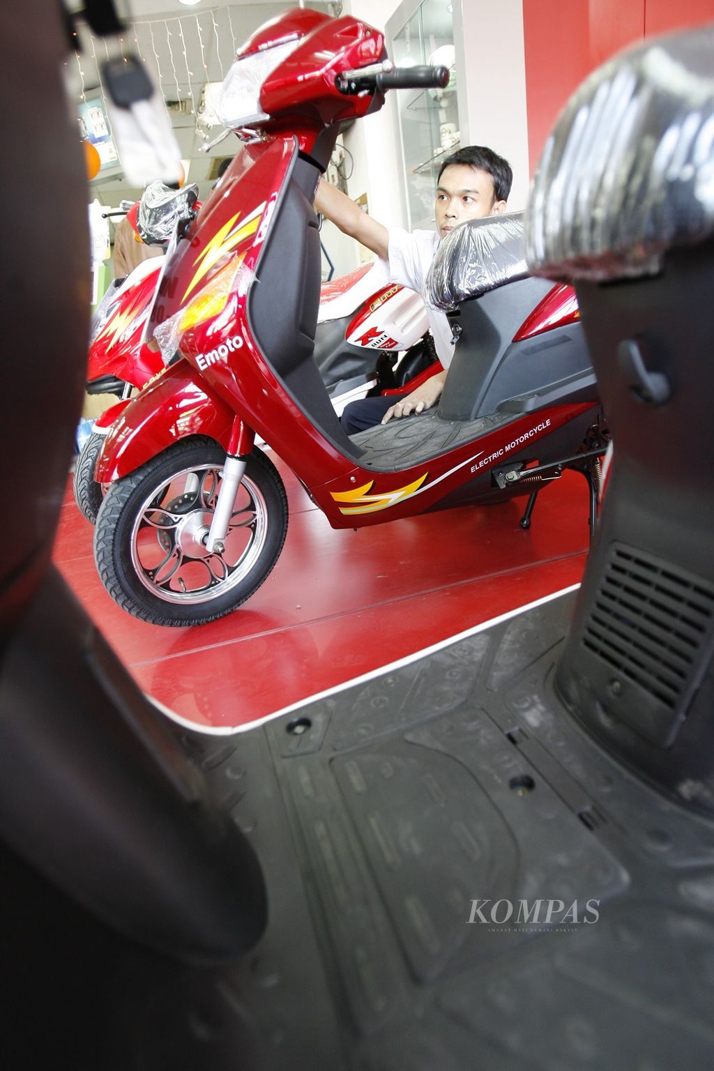 Sepeda motor listrik dipajang di sebuah gerai di kawasan Jalan Matraman, Jakarta, Selasa (23/9/2008). Sepeda motor listrik ini dijual dengan harga Rp 6 juta-Rp 8 juta per unit. Kenaikan harga bahan bakar minyak membuka peluang bisnis bagi industri motor listrik.