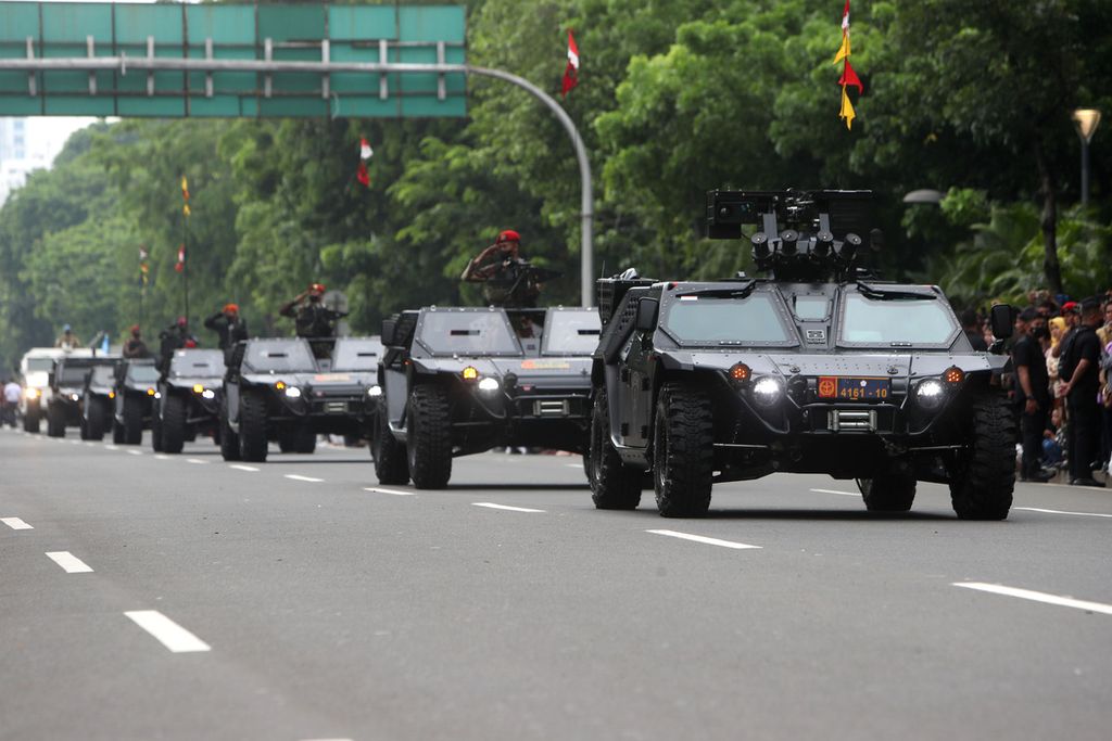 Defile of the main tools of the TNI's weapons system on Jalan Medan Merdeka Utara, in a series of commemorations of the TNI's 77th Anniversary in Jakarta, Wednesday (5/10/2022).