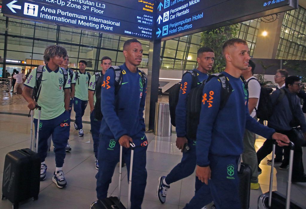 Pesepak bola Tim Brasil U-17 tiba di Bandara Soekarno Hatta, Tangerang, Banten, Sabtu (4/11/2023). Tim Brasil yang merupakan juara bertahan dalam Piala Dunia U 17 berada di Group C bersama Iran, Kaledonia Baru dan Inggris. 