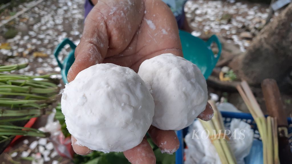 Tepung sagu dijual di Pasar Mardika, Kota Ambon, Maluku. Tepung sagu itu merupakan bahan untuk membuat papeda.
