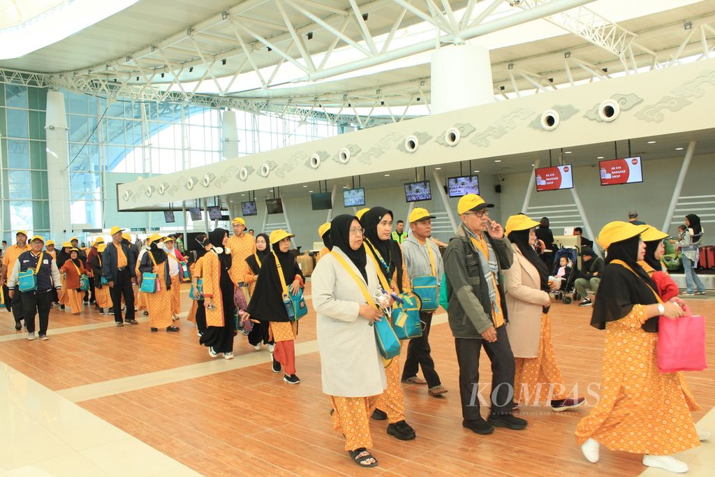 Prospective Umrah pilgrims await departure at the West Java Kertajati International Airport terminal in Majalengka Regency, West Java, Sunday (6/8/2023). A total of 371 passengers flew to Jeddah, Saudi Arabia, using the Garuda Indonesia airline.