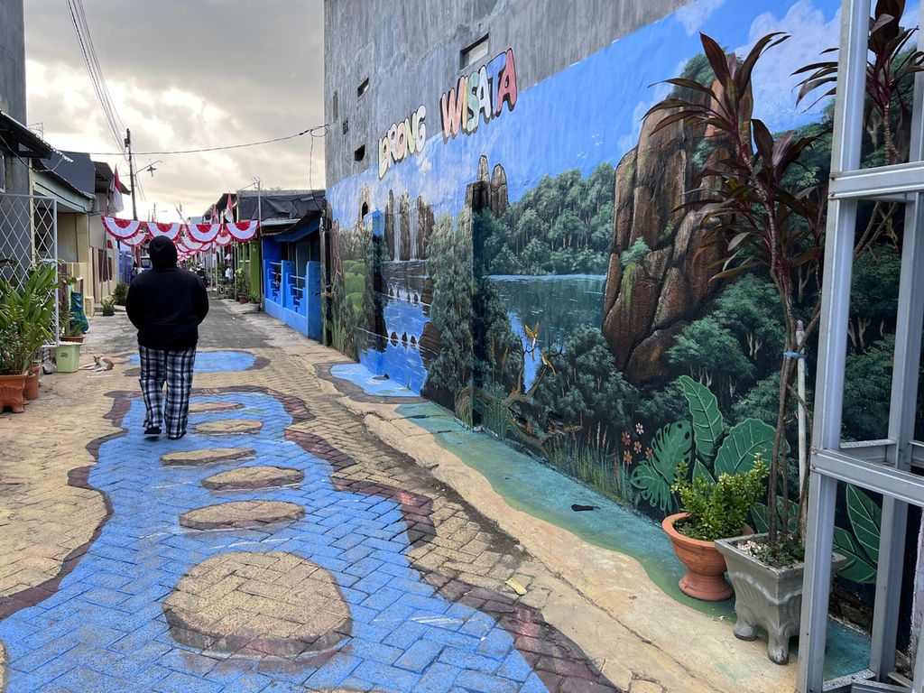 Suasana di sebuah lorong atau gang permukiman di Kelurahan Mappala, Kecamatan Rappocini, Makassar, Sulawesi Selatan, yang dipercantik dengan mural dan gambar-gambar, Minggu (14/8/2022).