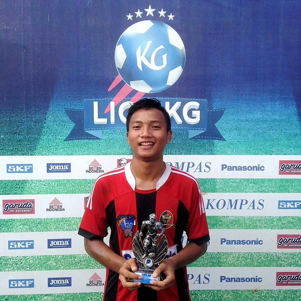 M Rafiq Ramdani dari SSB Bina Taruna terpilih menjadi pemain terbaik bulan Februari 2017 Liga Kompas Gramedia Panasonic U-14. Trofi pemain terbaik diserahkan oleh Dede Sulaiman, mantan pemain nasional, kepada pemain depan SSB Bina Taruna tersebut di Lapangan Galaxy, Jakarta Timur, Minggu (5/3).