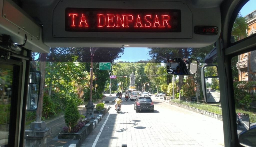 Bus Rapid Transit (BRT) Trans Metro Dewata sebagai program buy the service (BTS) angkutan publik di Kota Denpasar dan kawasan aglomerasi Sarbagita di Bali. Suasana dari dalam bus Trans Metro Dewata ketika akan melintasi kawasan simpang Catur Muka, yang merupakan pusat Kota Denpasar, Sabtu (28/5/2022).