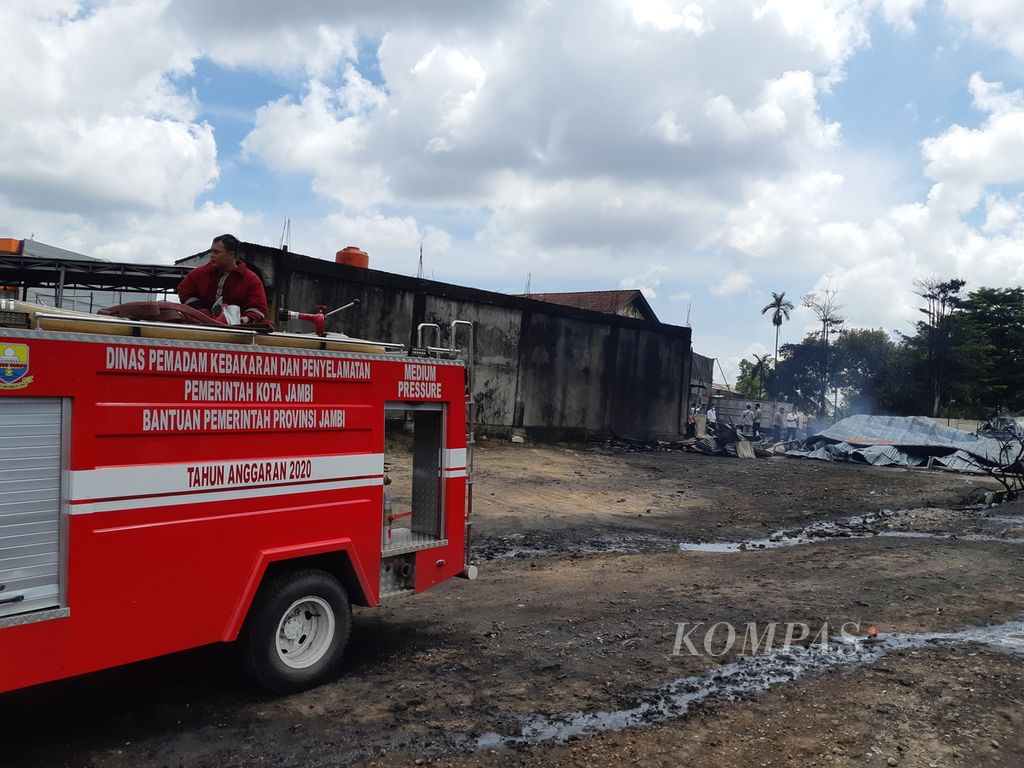 Petugas seusai memadamkan api di lokasi gudang penampungan minyak ilegal yang terbakar di Jalan Lingkar Barat, Kota Jambi, Senin (15/8/2022). Kebakaran itu menunjukkan tambang minyak liar kembali marak di Jambi.