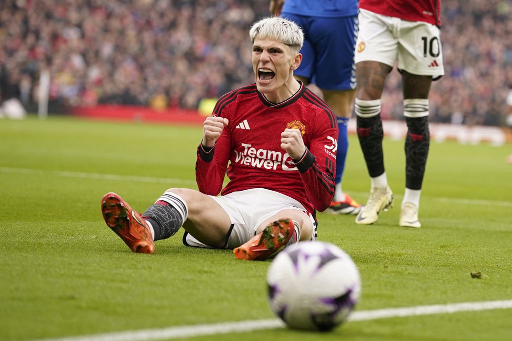 The celebration of Manchester United's winger, Alejandro Garnacho, after his team received a penalty kick in the English Premier League match between MU and Everton at Old Trafford Stadium on Saturday (9/3/2024). MU will visit Brentford's headquarters in the continuation of the English Premier League on Sunday (31/3/2024) early morning WIB.