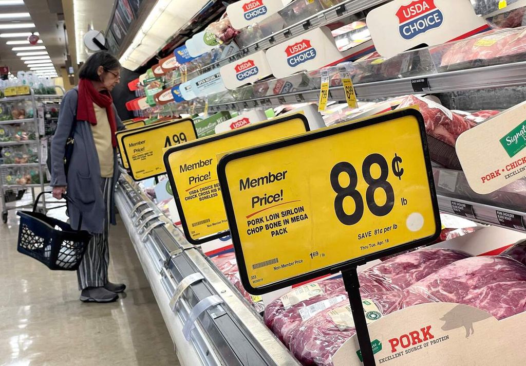Seorang pembeli tengah melihat dan memilih daging segar di toko swalayan Safeway di San Rafael, California pada 12 April 2023.