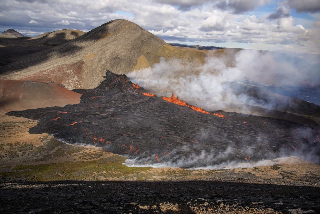Uap mengepul dan lava mengalir dari Gunung Fagradalsfjall di Eslandia, 3 Agustus 2022.