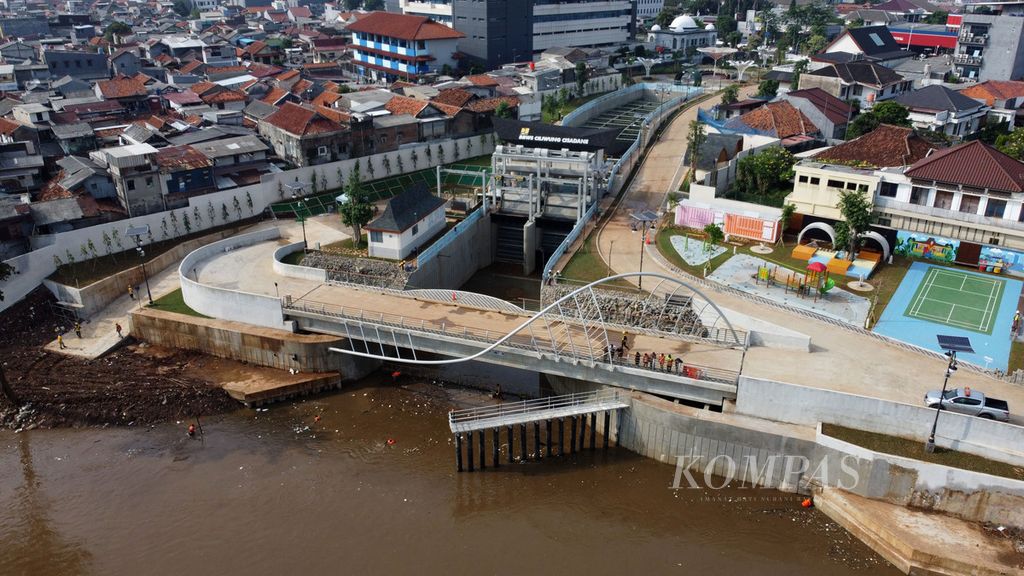 Pengerjaan akhir proyek <i>inlet</i> (pintu masuk) sodetan Kali Ciliwung-Kanal Banjir Timur di kawasan Bidara Cina, Jakarta Timur, Selasa (20/6/2023). 