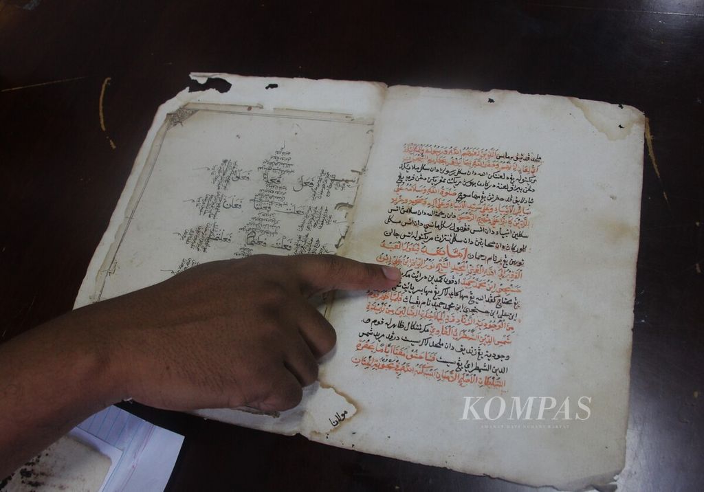 Peneliti Filologi Melayu-Aceh dari Universitas Islam Negeri Ar-Raniry Banda Aceh, Hermansyah, mengoleksi beberapa naskah hikayat Aceh yang ditulis oleh ulama-ulama besar pada masa Kerajaan Aceh Darussalam.