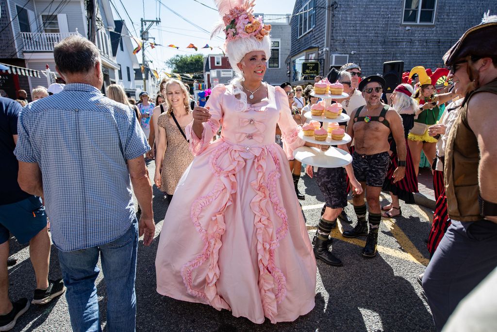 Seorang penampil dalam karnaval Massachusetts, Amerika Serikat mengenakan kostum meniru Permasuri Perancis, Marie Antoinette pada 22 Agustus 2024