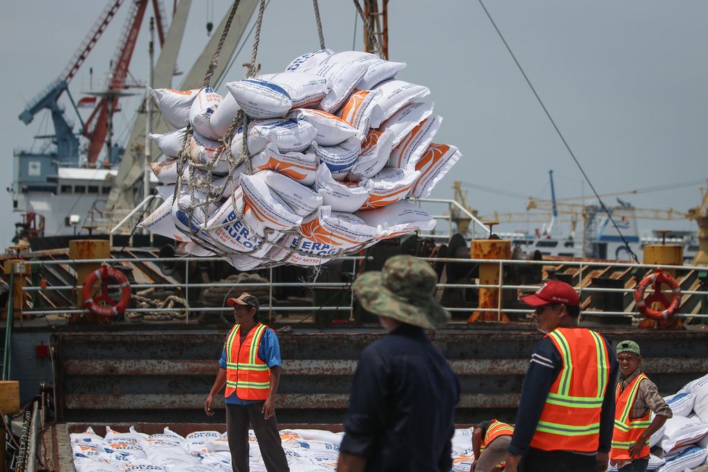 Proses bongkar muat beras impor dari Vietnam di Pelabuhan Tanjung Priok, Jakarta Utara, Jumat (16/12/2022). Perum Bulog memastikan stabilitas harga beras setelah kedatangan 10.000 ton beras impor dari Vietnam.