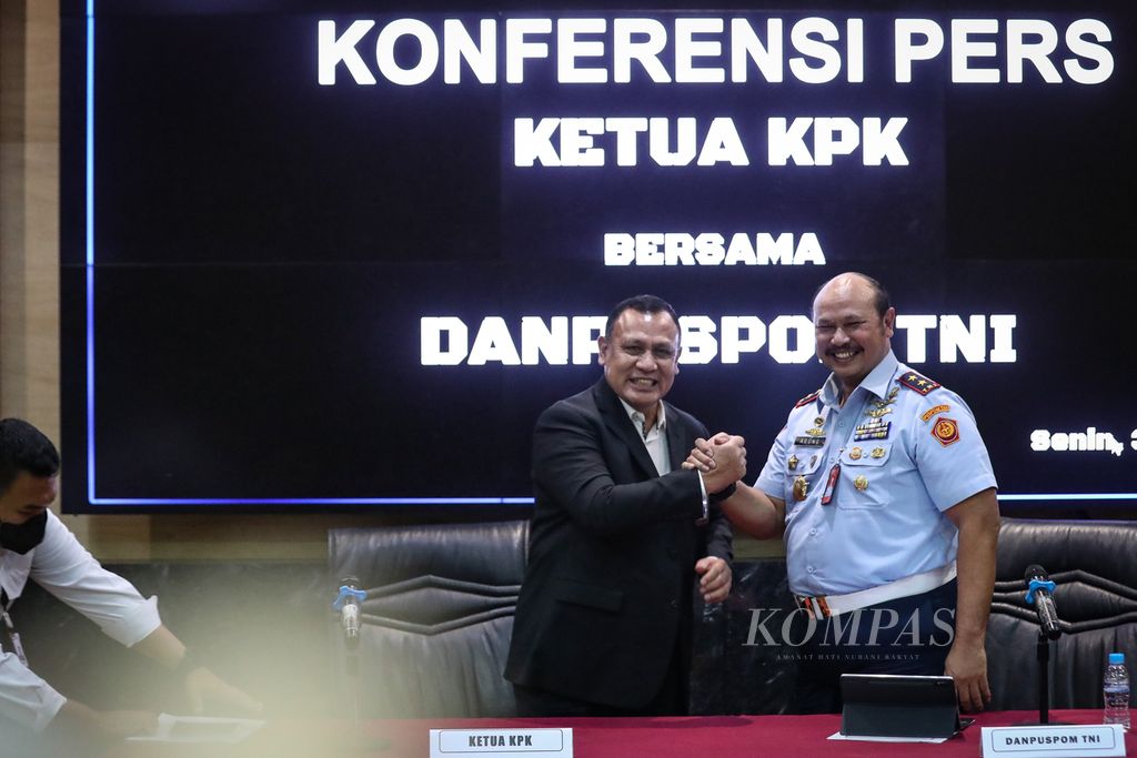 Ketua Komisi Pemberantasan Korupsi (KPK) Firli Bahuri (kiri) berjabat tangan dengan Danpuspom TNI Marsekal Muda Agung Handoko (kanan) seusai konferensi pers di Mabes TNI, Jakarta, Senin (31/7/2023).