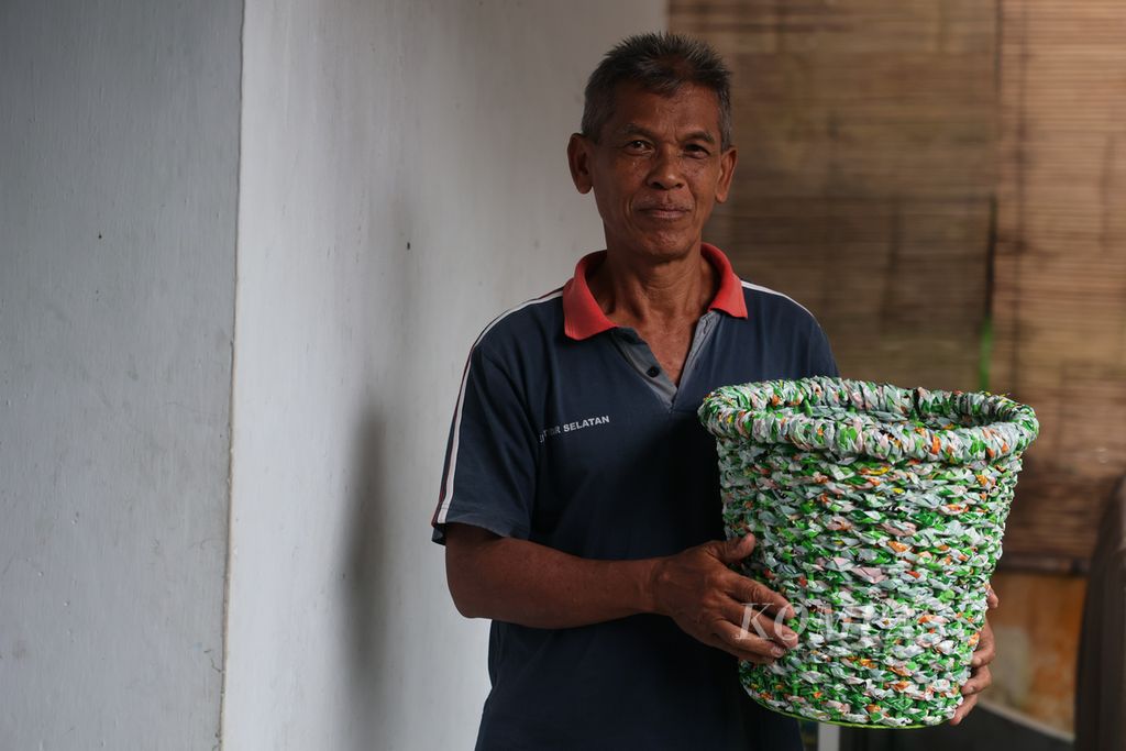 Direktur Bank Sampah Maju Lancar, Jumarlan (61), menunjukkan kerajinan berbahan sampah yang dibuat oleh anggota bank sampah tersebut di Kelurahan Tidar Selatan, Magelang Selatan, Magelang, Jawa Tengah, Kamis (20/10/2022).