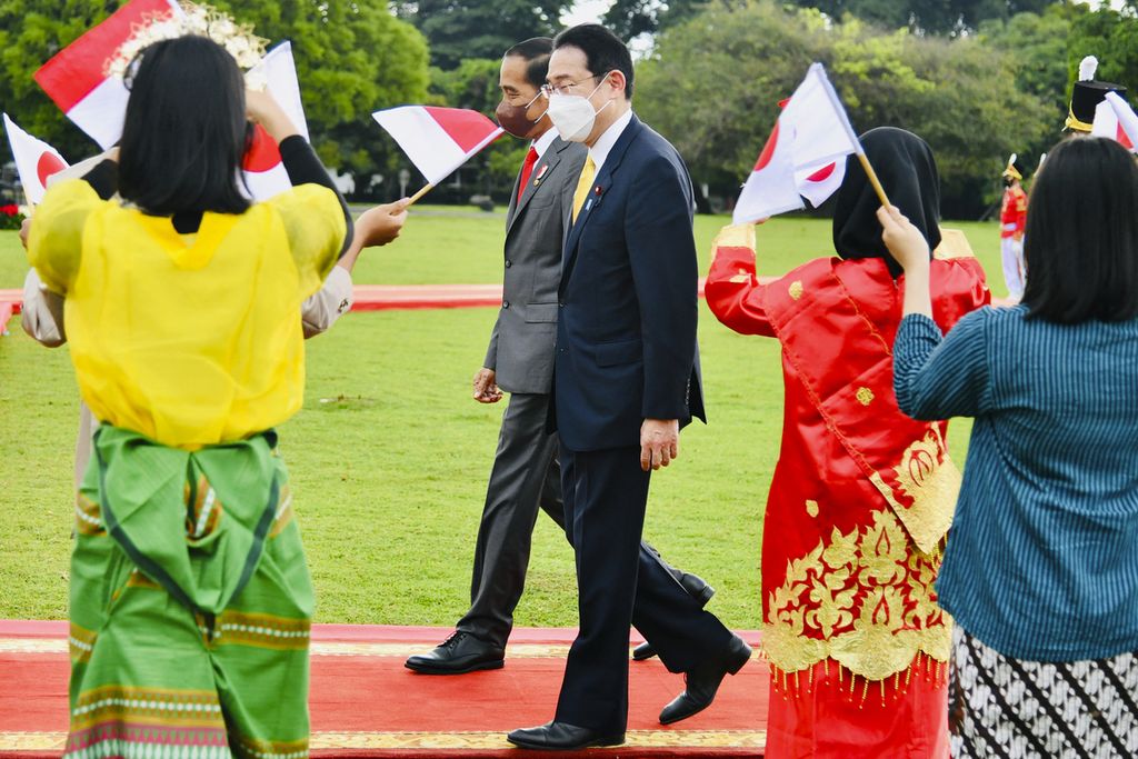 Presiden Joko Widodo dan Perdana Menteri Jepang Fumio Kishida berjalan bersama sebelum pertemuan bilateral di Istana Kepresidenan Bogor, Jumat (29/4/2022). 