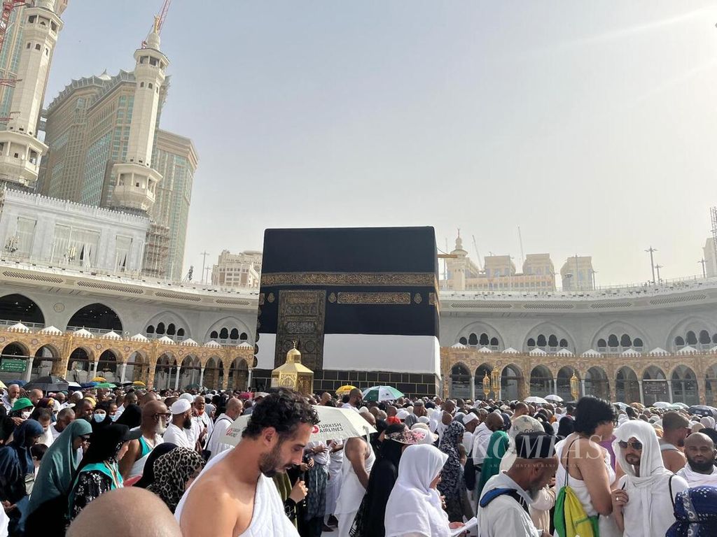 Jemaah haji dari berbagai negara melaksanakan tawaf wada (penghormatan terakhir/salam perpisahan) mengelilingi kabah, di Masjidil Haram, Kota Mekkah, Arab Saudi, Minggu (30/6/2024).