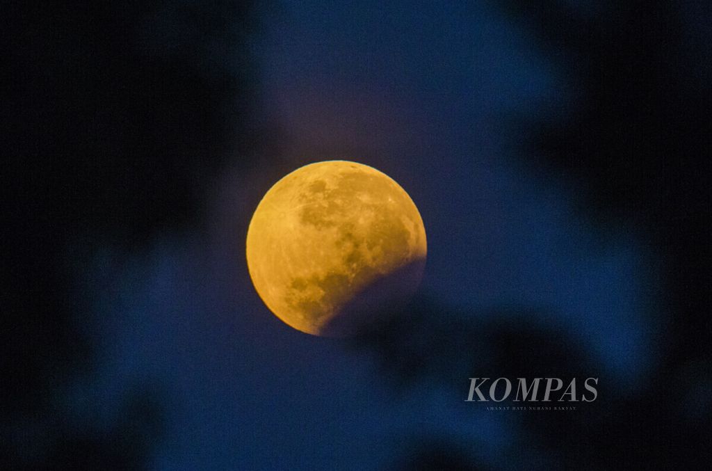 Gerhana bulan sebagian terlihat dari kawasan Tangerang Selatan, Banten, 17 Juli 2019. Seluruh wilayah Indonesia dapat melihat gerhana bulan sebagian ini. 
