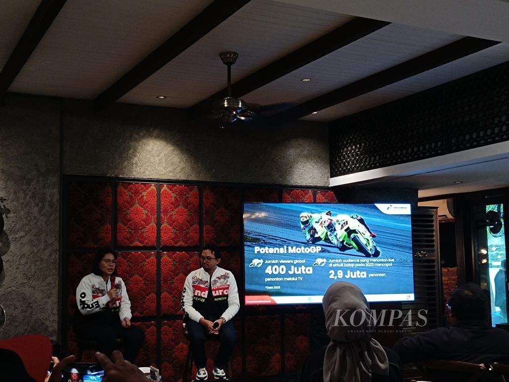 Dari kiri, Sari Istiani Rachmi, Direktur Penjualan dan Pemasaran Pertamina Lubricants; dan Nugroho Setyo Utomo, Wakil Presiden Penjualan dan Pemasaran Retail Otomotif Domestik PT Pertamina Lubricants, menjelaskan latar belakang memilih tim VR46 Racing MotoGP sebagai mitra dalam acara Pertamina Enduro VR46 Racing Editor Launcheon di Jakarta, Kamis (29/2/2024).
