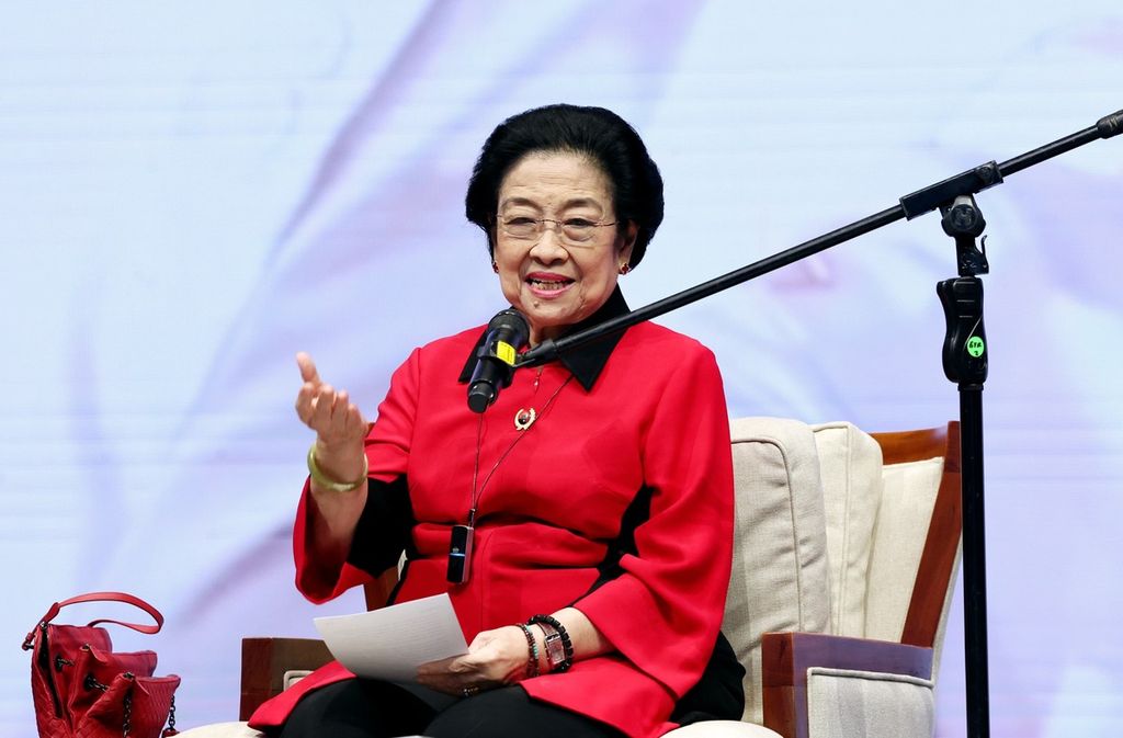 Ketua Umum Partai Demokrasi Indonesia Perjuangan (PDI-P) Megawati Soekarnoputri berpidato politik saat agenda Musyawarah Kerja Nasional Partai Perindo di Inews Tower, Jakarta, Selasa (30/7/2024). 