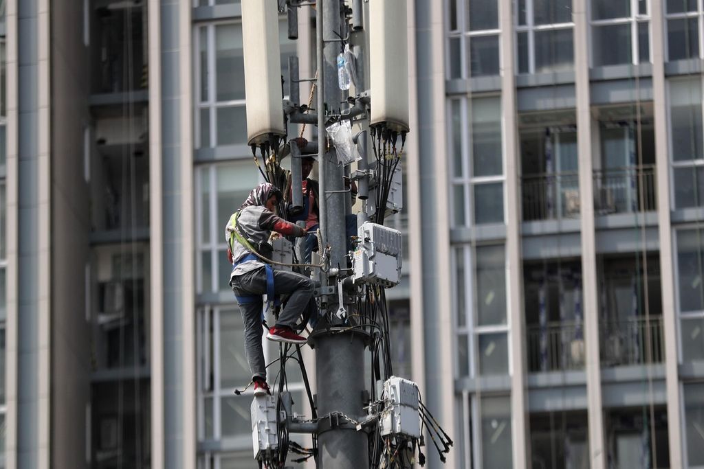 Teknisi melakukan perawatan rutin base transceiver station (BTS) milik salah satu operator telekomunikasi di kawasan Cempaka Putih, Jakarta, Selasa (15/6/2021). Kemenkominfo mencatat, 12.548 desa di Indonesia belum menikmati layanan sinyal 4G LTE. Dari jumlah itu, 9.113 desa di antaranya termasuk desa tertinggal, terdepan, dan terluar (3T) yang pembangunannya menjadi tanggung jawab Badan Aksesibilitas Telekomunikasi dan Informasi Kemenkominfo sampai 2022. Sedangkan desa sisanya menjadi tanggung jawab enam operator telekomunikasi yang beroperasi di Indonesia.