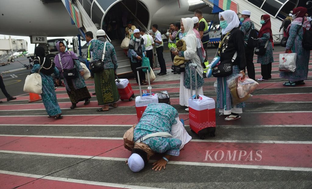 Jemaah haji kloter 1 asal Kabupaten Bangkalan berdoa sesaat tiba di Bandara Juanda, Sidoarjo, Jawa Timur, Selasa (4/7/2023). Pada hari pertama debarkasi, Bandara Juanda melayani kedatangan tiga kloter jemaah haji. Periode debarkasi 88 kloter asal Jawa Timur akan berlangsung dari 4 Juli hingga 4 Agustus. Jemaah haji yang tiba menggunakan pesawat Saudia Arabia Airlines dan Garuda Indonesia. 