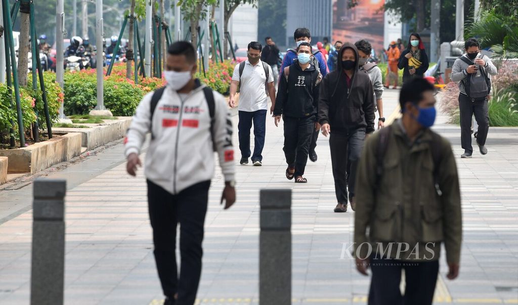 Suasana di jalur pedestrian Jalan Sudirman, Jakarta Pusat, saat para karyawan dan pegawai kantor berjalan menuju tempat kerja, Senin (12/10/2020). Saat ini sedang dimulai pengumpulan data lengkap genetik manusia dari berbagai belahan dunia.