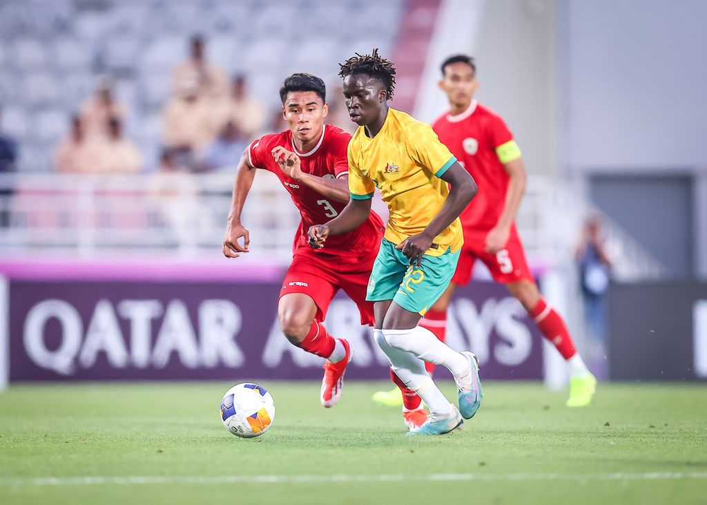 Indonesia's central defender, Muhammad Ferrari, shadowed Australia's attacker, Garang Kuol, during the Group A match of the 2024 U-23 Asian Cup on Thursday (18/4/2024) at Abdullah bin Khalifa Stadium in Doha.