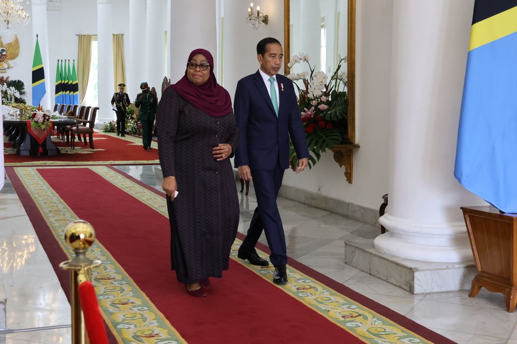 Presiden Joko Widodo berjalan bersama Presiden Tanzania Samia Suluhu Hassan untuk melakukan pertemuan bilateral di Istana Kepresidenan Bogor, Kamis (25/1/2024). Dalam kunjungan kenegaraan Presiden Samia ke Indonesia, beberapa kerja sama disepakati.