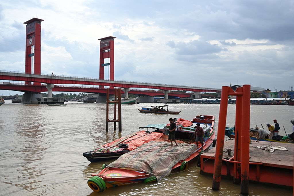 Aktivitas masyarakat di tepi Sungai Musi, Sumatera Selatan, Selasa (25/8/2020). Pemerintah Kota Palembang sedang menguji IPAL untuk menjaga lingkungan.
