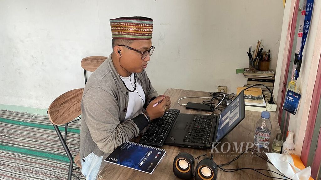 Sipin Putra (38), dosen honorer yang tinggal di Depok, Jawa Barat, memperagakan situasi saat dia mengajar secara dalam jaringan. Dia juga menceritakan kisahnya dari yang tergolong miskin saat duduk di bangku sekolah hingga saat ini berada di kelompok masyarakat kelas menengah.
