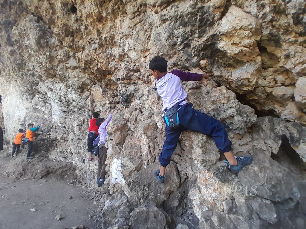 Sejumlah anak gabungan dari komunitas Mupat Climbers Club, Kawi Sport Climbing (KSC), dan Tumpang Climber Club (TCC) 99 mengikuti pengenalan panjat tebing sekaligus persiapan pengibaran bendera ukuran 14 meter x 9 meter dalam rangka peringatan kemerdekaan di tebing Lembah Kera, Desa Gampingan, Kecamatan Pagak, Kabupaten Malang, Jawa Timur, Jumat (16/8/2024)