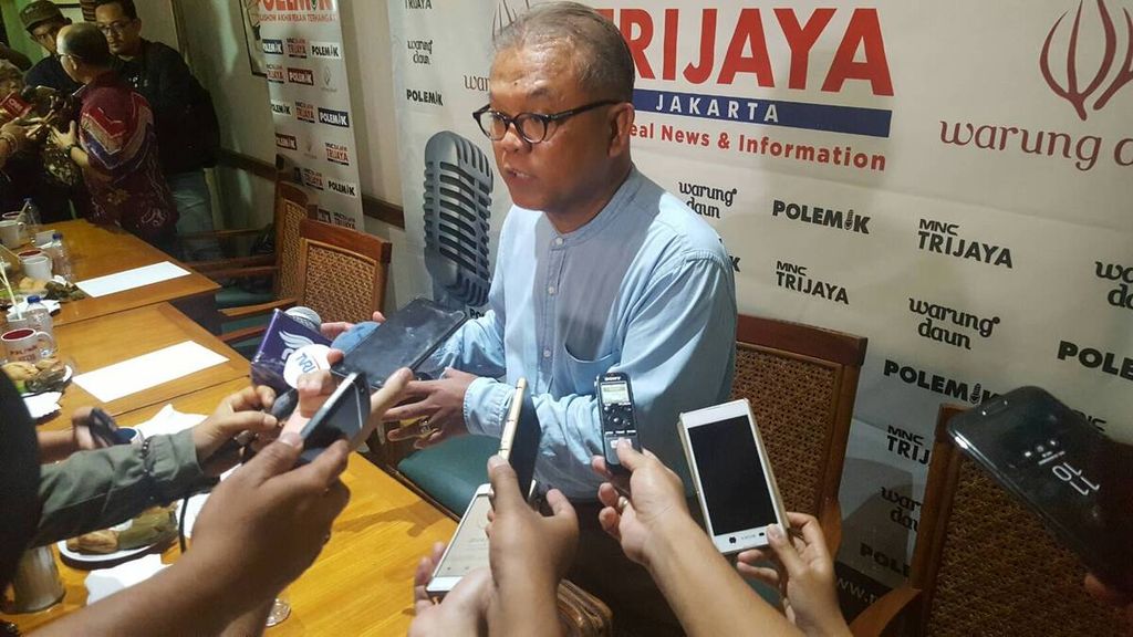 Pakar hukum pidana Abdul Fickar Hadjar memberikan pemaparan dalam acara bincang-bincang " Dramaturgi Setya Novanto", di Warung Daun, Cikini Raya, Jakarta Pusat, Sabtu (18/11).