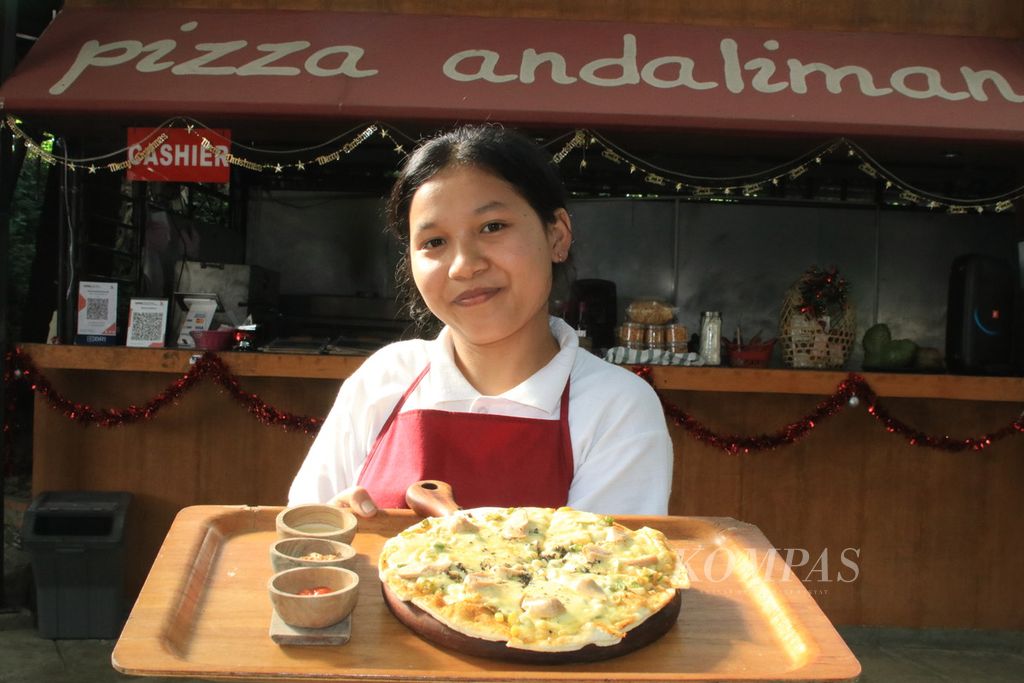 Piza andaliman siap disajikan untuk pengunjung di Restoran Pizza Andaliman di Kecamatan Balige, Kabupaten Toba, Sumatera Utara, Selasa (19/12/2023). 