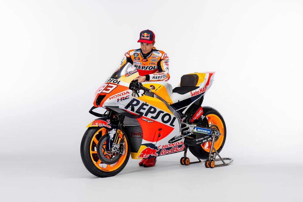 Pebalap tim Repsol Honda, Marc Marquez, berpose dengan motor RC213V yang menggunakan mesin konsep baru dalam peluncuran warna baru untuk MotoGP musim 2022, Selasa (8/2/2022). Marquez menargetkan meraih gelar juara dunia musim ini.