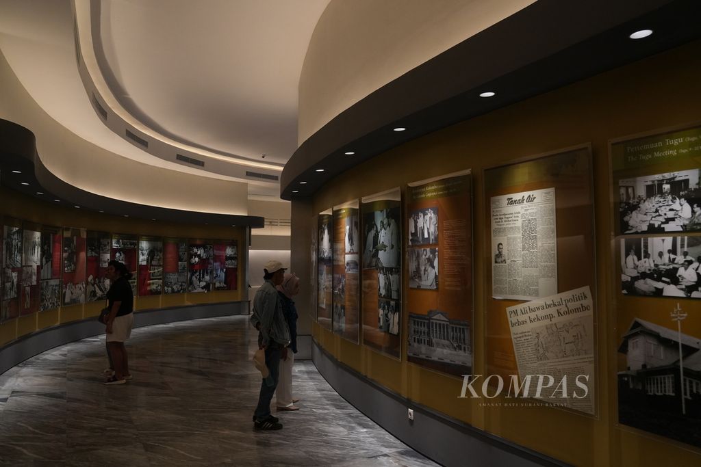 Pengunjung mengamati koleksi Museum Konferensi Asia-Afrika di Kota Bandung, Jawa Barat, Kamis (18/4/2024). Setiap tahun pada 18 April diperingati sebagai Hari Konferensi Asia-Afrika (KAA). 