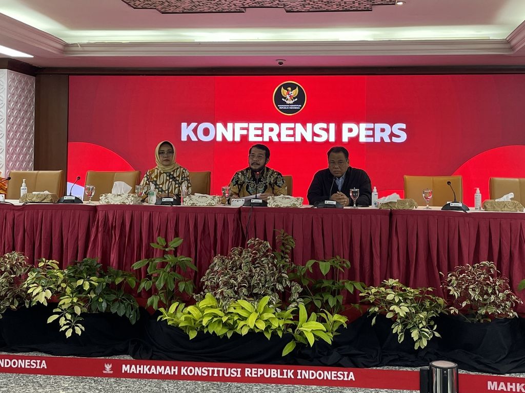 Ketua Mahkamah Konstitusi (MK) Anwar Usman diapit Hakim Konstitusi sekaligus juru bicara MK Enny Nurbaningsih (kiri) dan Hakim Konstitusi Arief Hidayat dalam konferensi pers di aula MK, Jakarta, Senin (30/1/2023)