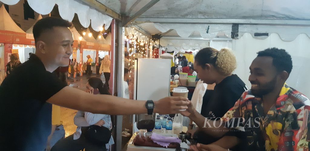 Pengunjung membeli kopi di stan milik Kafe Meja Kopi saat pembukaan acara Irian Creative Week di Kota Jayapura, Papua, Minggu (5/3/2023).