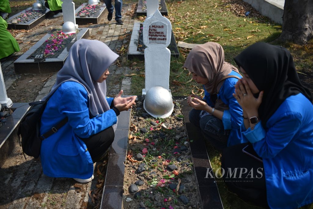 Sejumlah mahasiswa dari beragam perguruan tinggi di Palembang ikut berziarah dan menabur bunga di makam sejumlah pahlawan seusai upacara peringatan Sumpah Pemuda ke-95 di Taman Makam Kstria Ksetra Siguntang Palembang, Sumatera Selatan, Sabtu (28/10/2023). 