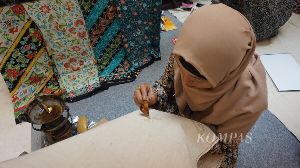 Perajin batik dalam suatu pameran usaha mikro kecil menengah di Surabaya, Jawa Timur.