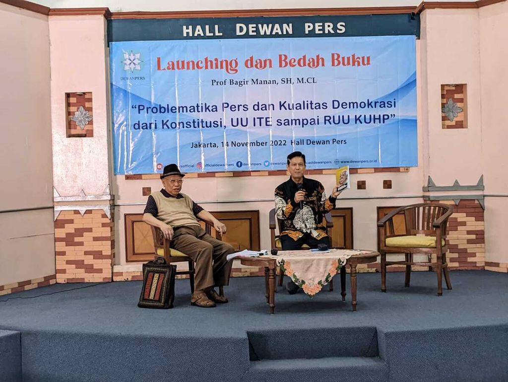 Bagir Manan (kanan) dan tim hukum Dewan Pers, Wina Armada (kiri) dalam pembahasan buku mengenai pers dan demokrasi di Hall Dewan Pers, Jakarta Pusat, Senin (14/11/2022).