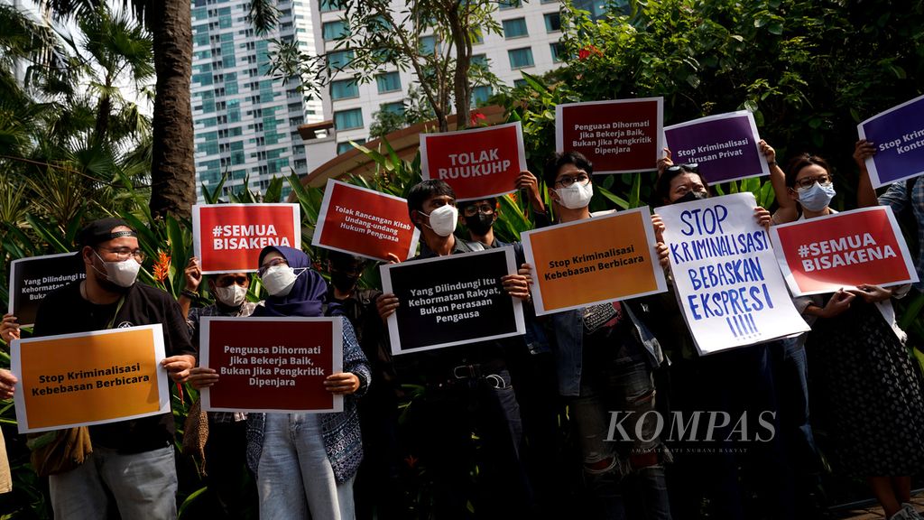  The RKUHP National Alliance held a demonstration at Jalan Karet Pasar Baru Timur 5, Jakarta, rejecting the planned ratification of the Draft Criminal Code (RKUHP), Tuesday (23/8/2022).