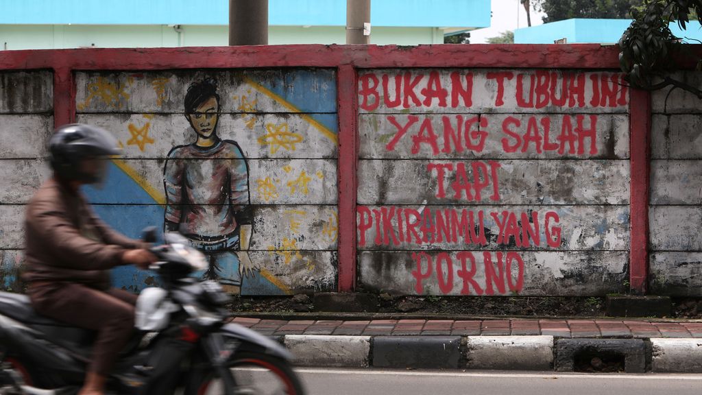 Mural berisi pesan untuk menghindari pelecehan seksual terhadap perempuan di Jalan Bekasi Timur Raya, Jakarta Utara, Kamis (20/2/2020).