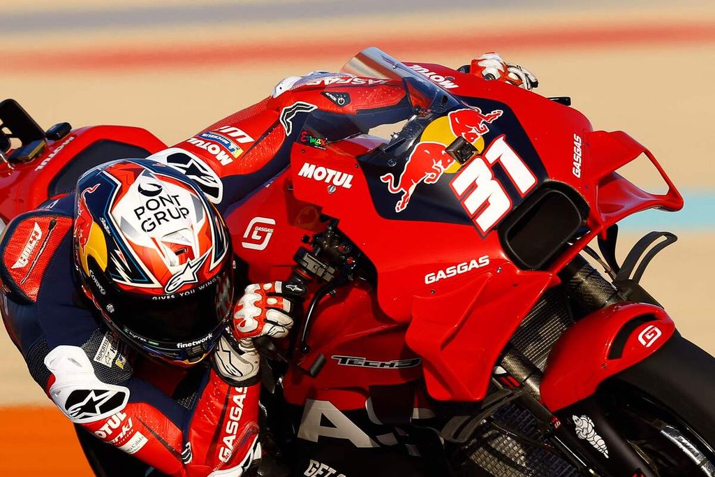 Pebalap Red Bull Gasgas Tech3, Pedro Acosta, saat tes pramusim MotoGP di Lusail, 20 Februari 2024. Juara Moto3 dan Moto2 itu menjadi <i>rookie</i> MotoGP musim ini yang akan dimulai sejak seri Qatar, 8-10 Maret.