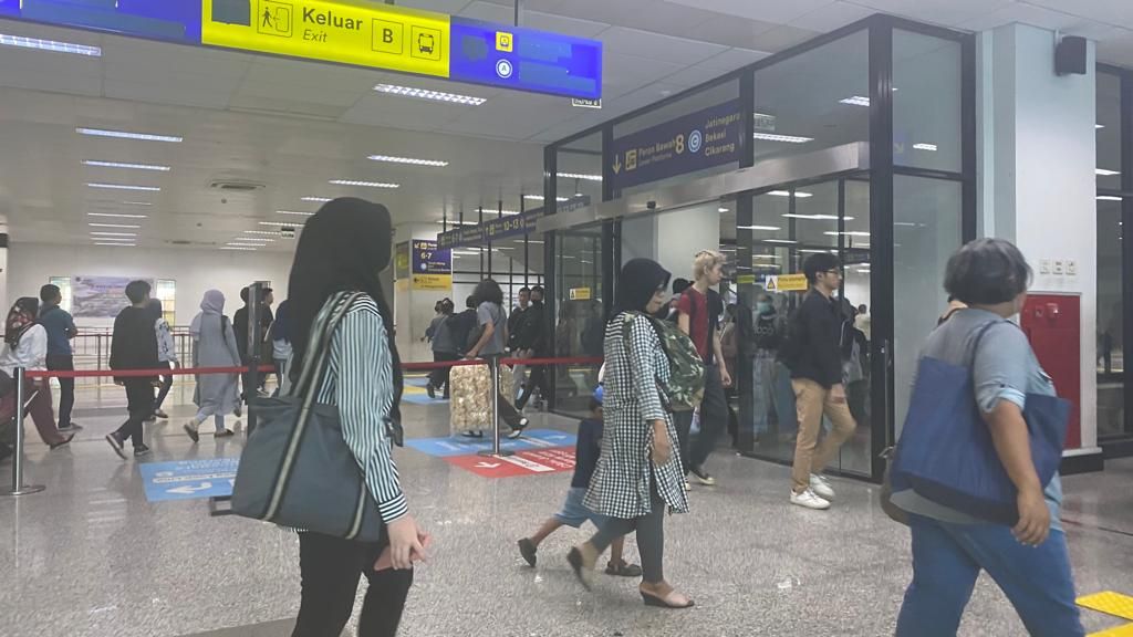 Beberapa calon penumpang sedang berjalan di dalam Stasiun Manggarai, Jakarta, Sabtu (16/12/2023).
