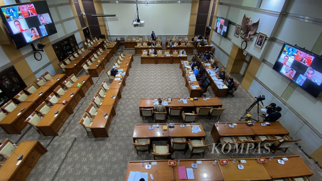 Hakim Pengadilan Pajak Triyono Martanto (kiri) mengikuti tes wawancara dalam uji kelayakan dan kepatutan calon hakim agung Kamar Tata Usaha Negara di Komisi III DPR, Kompleks Parlemen Senayan, Jakarta, Rabu (27/1/2021). 