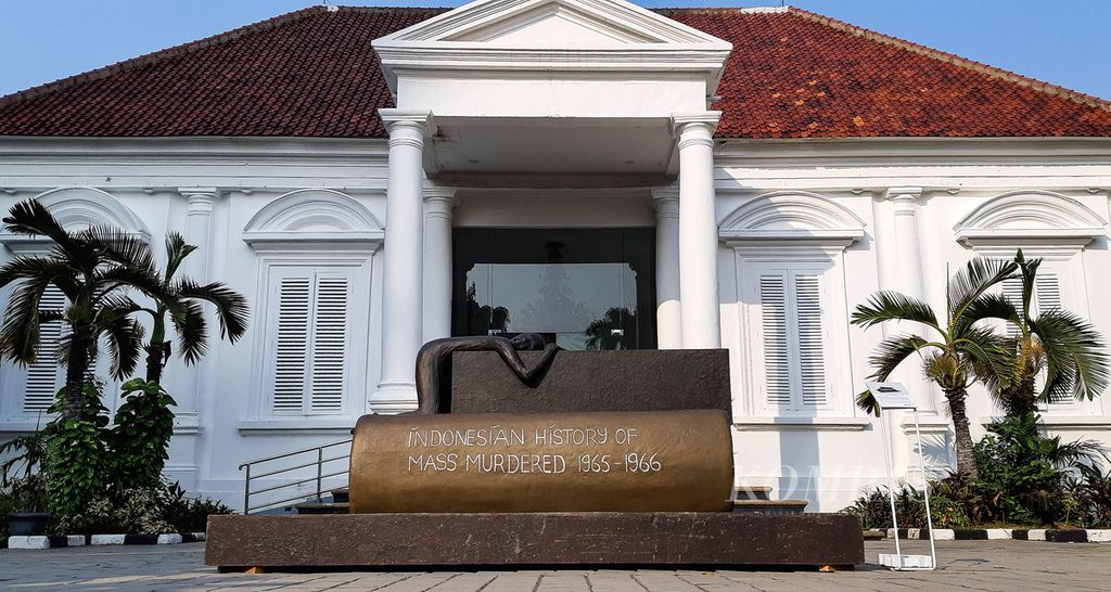 Salah satu patung karya Dolorosa Sinaga ditampilkan dalam pameran Patung dan Aktivisme: Dolorosa Sinaga dan Budi Santoso di Galeri Nasional Indonesia, Jakarta, Jumat (19/7/2024). 